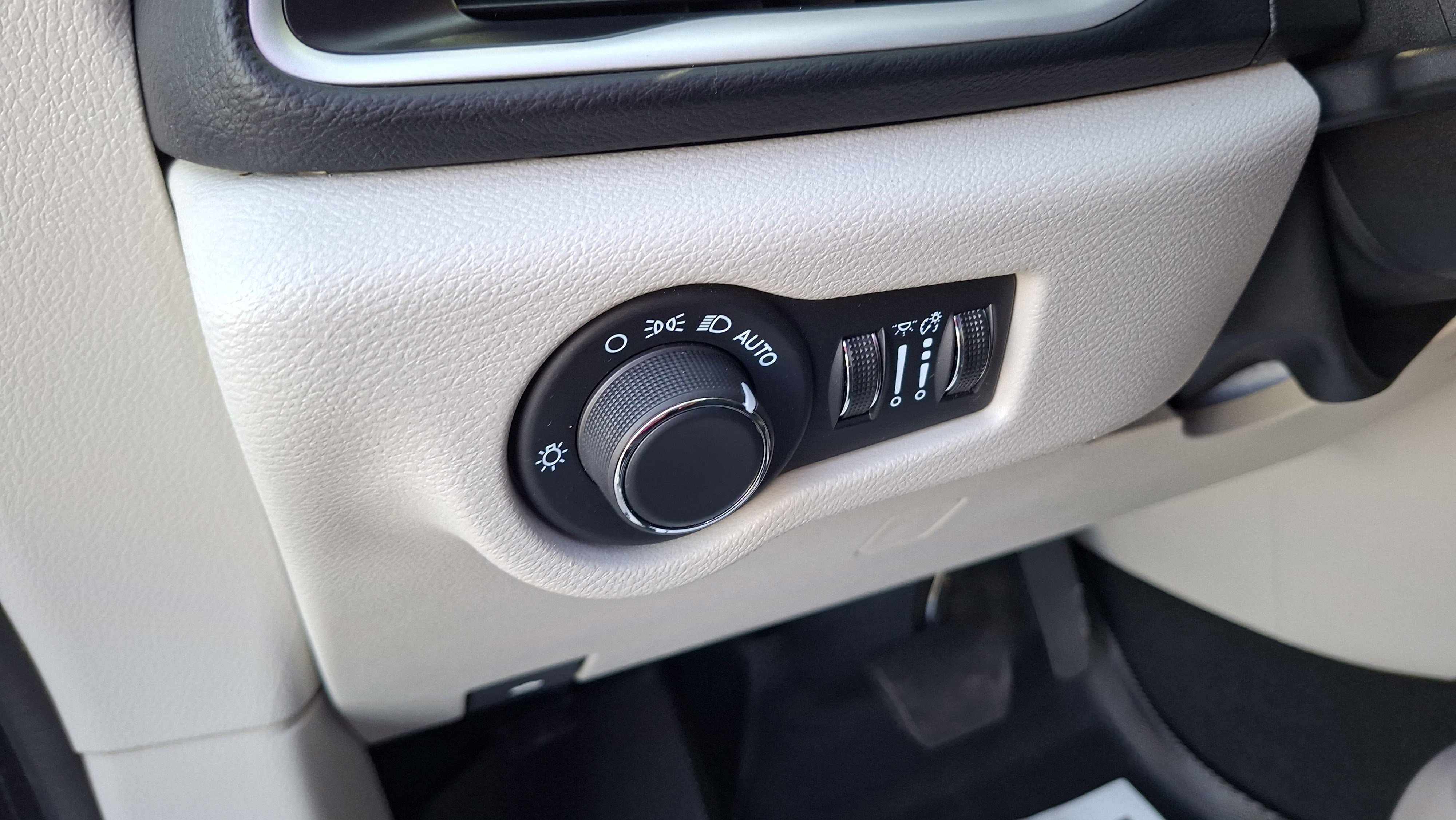 Used 2024 Chrysler Voyager LX image 10