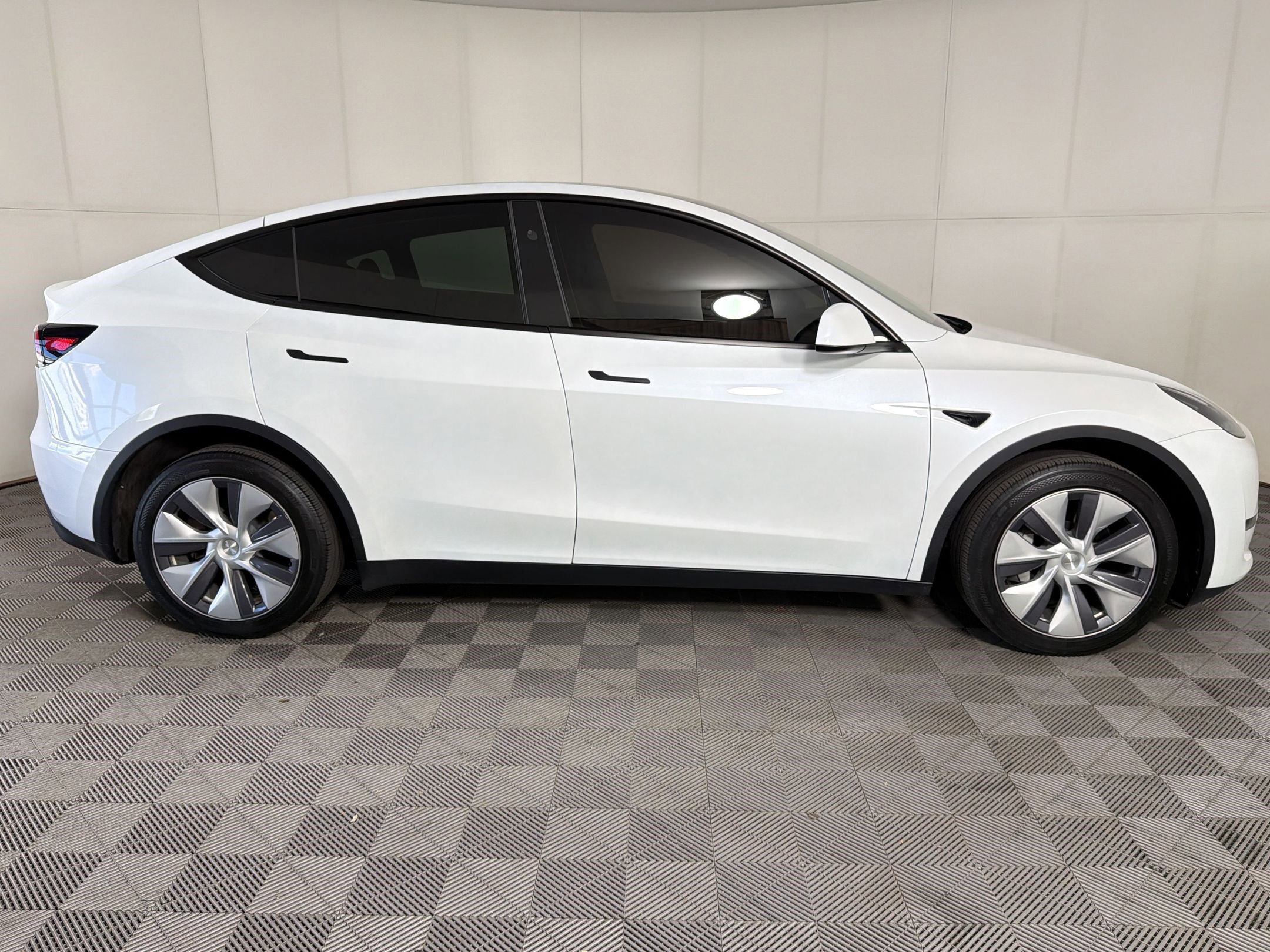 Used 2024 Tesla Model Y Long Range image 8