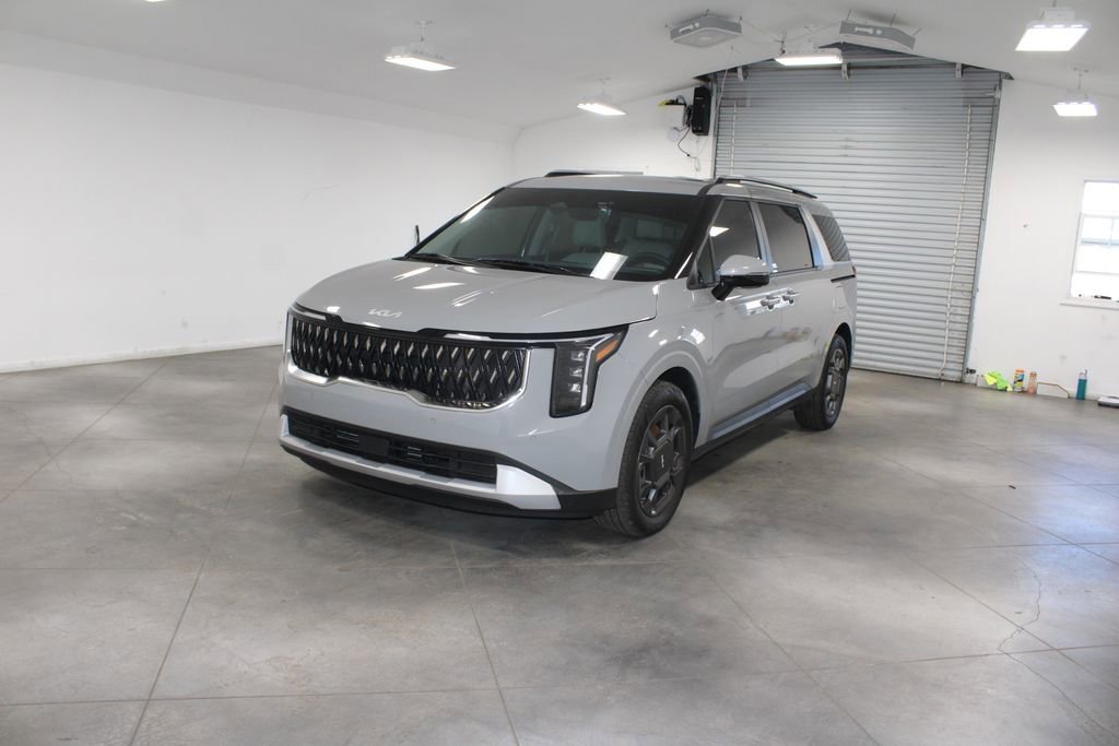 Used 2025 Kia Carnival EX image 4