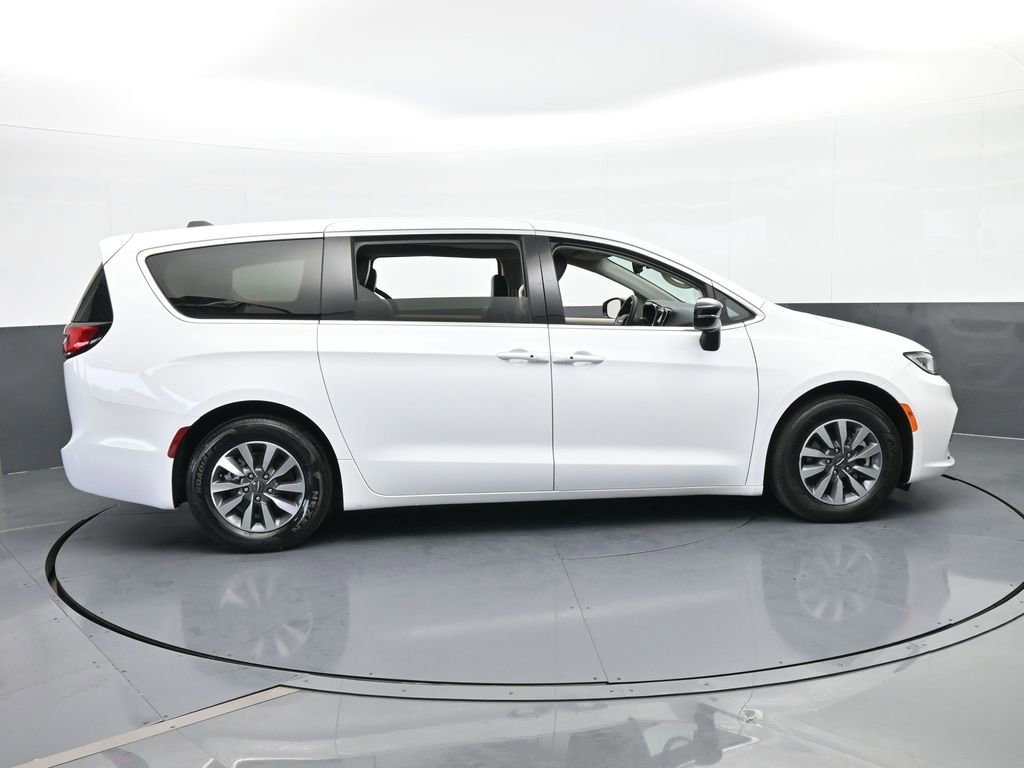Used 2024 Chrysler Pacifica Select image 7