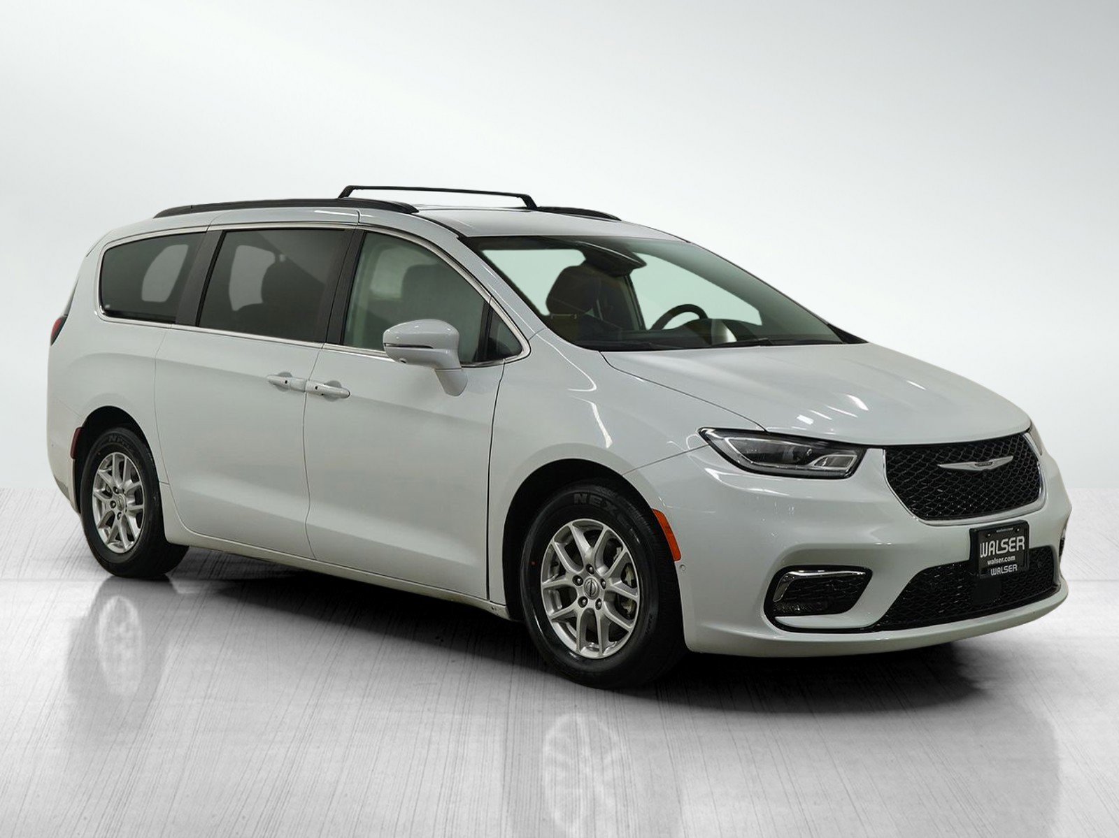 Used 2022 Chrysler Pacifica Touring-L w/ Uconnect Theater Family Group image 7