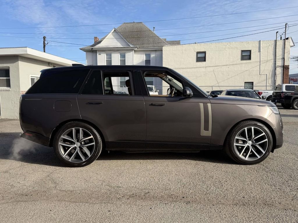 Used 2025 Land Rover Range Rover SE image 9