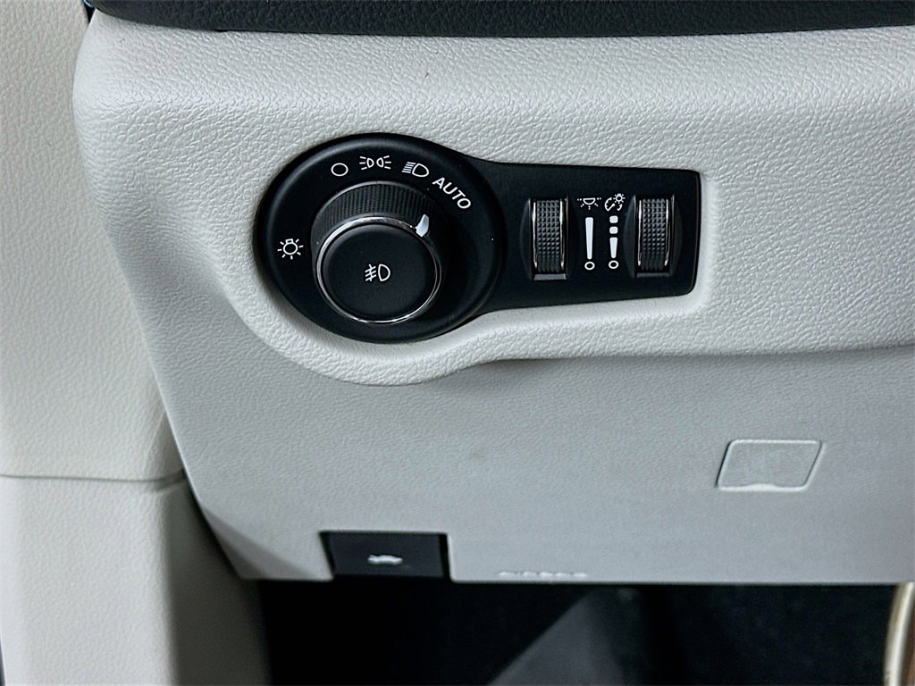 Used 2021 Chrysler Pacifica Touring w/ Cold Weather Group image 10