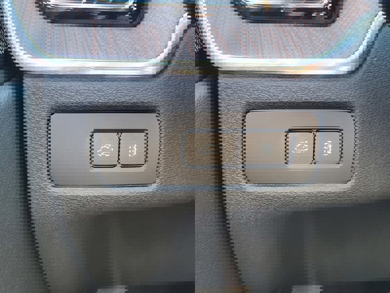 Used 2024 Volvo XC60 T8 Plus w/ Climate Package image 27