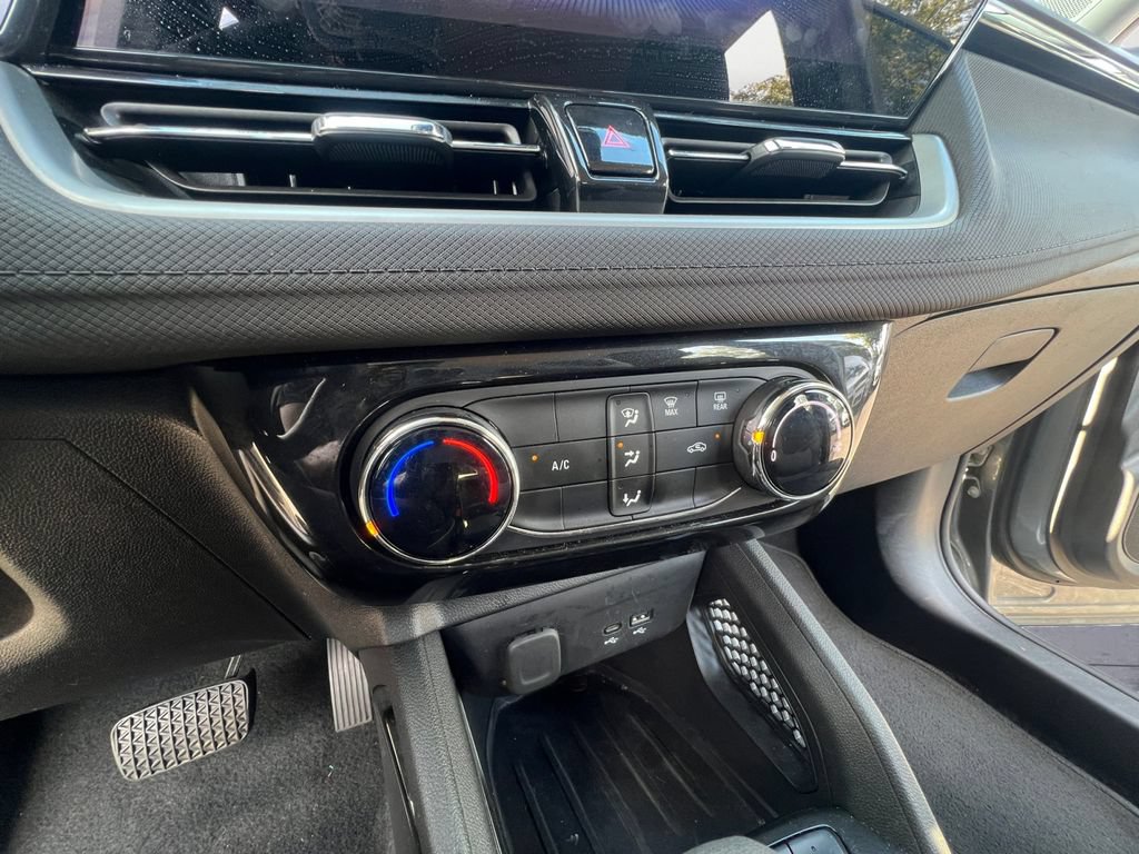 Used 2025 Chevrolet TrailBlazer LT AWD/4WD image 17