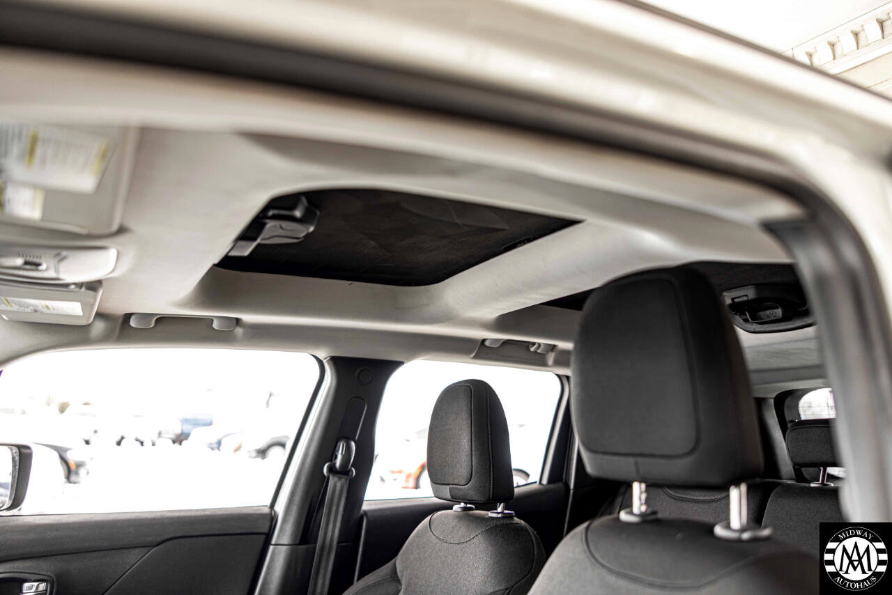 Used 2015 Jeep Renegade Latitude w/ Cold Weather Group II image 15