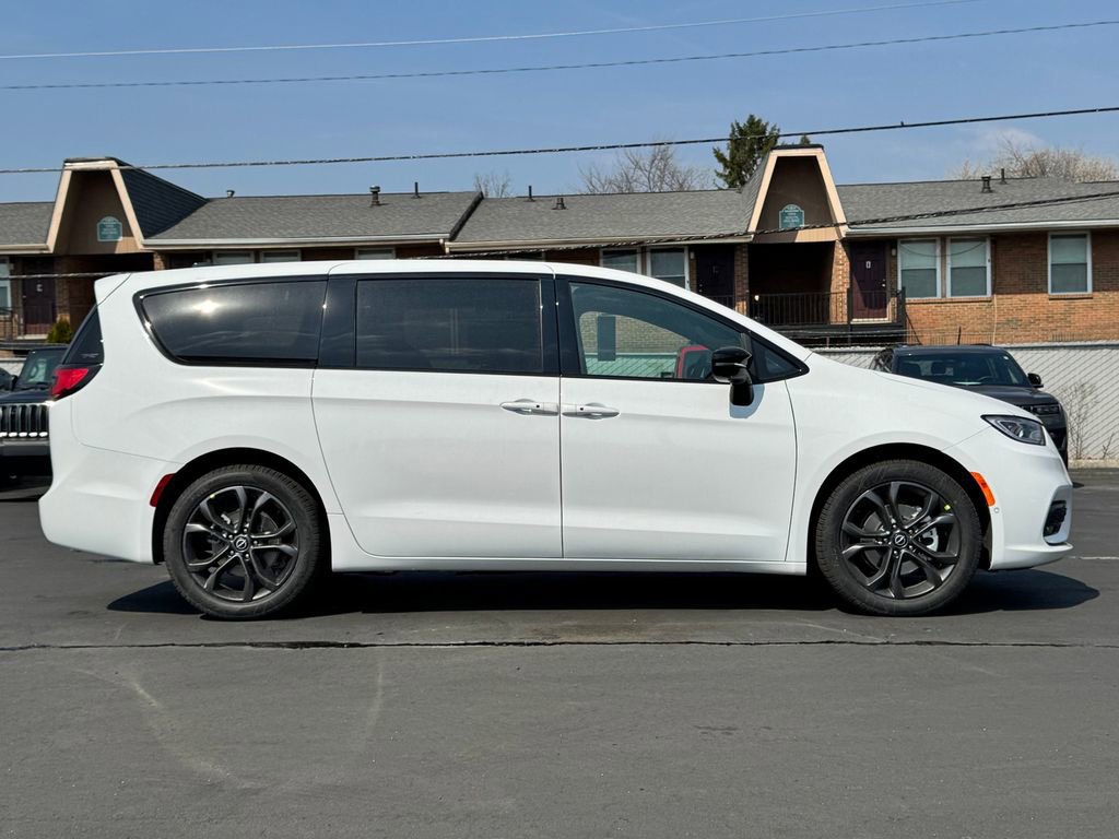 New 2026 Chrysler Pacifica Select image 8