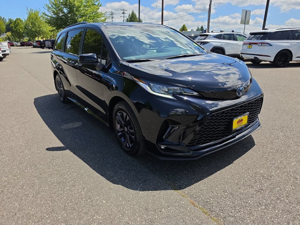Used 2025 Toyota Sienna XSE AWD/4WD image 8