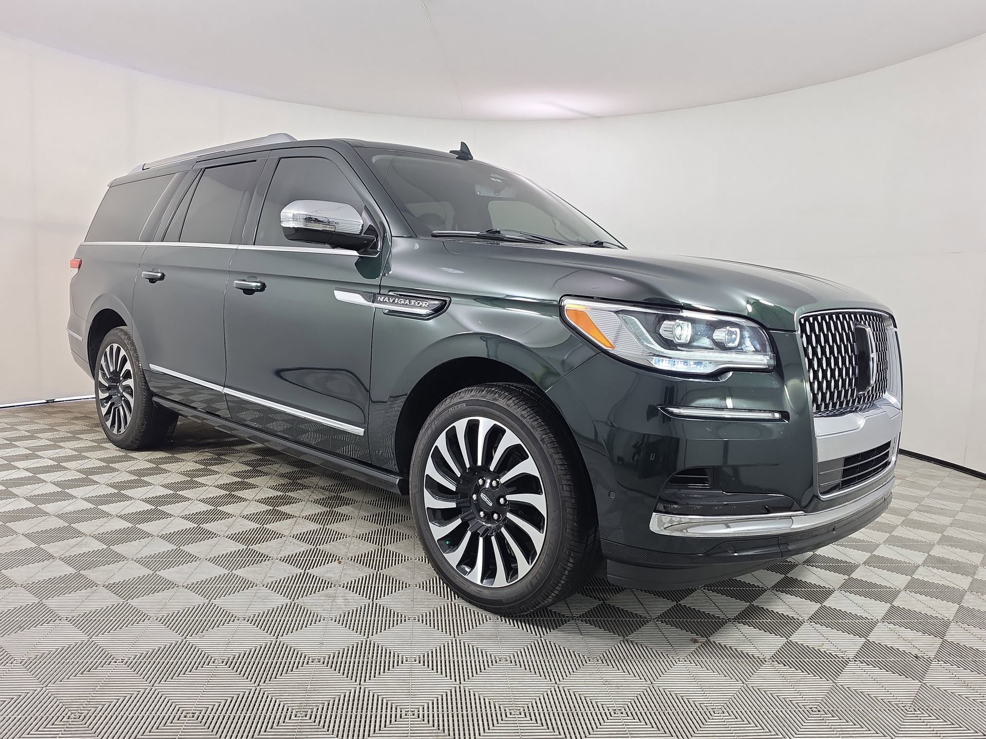 Used 2024 Lincoln Navigator L Black Label AWD/4WD image 1