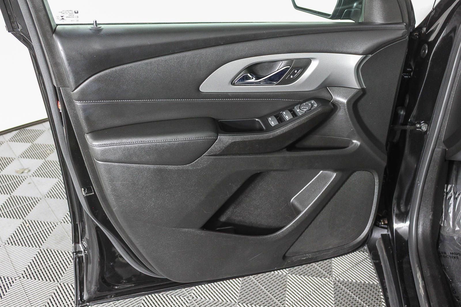 Used 2023 Chevrolet Traverse LT image 22