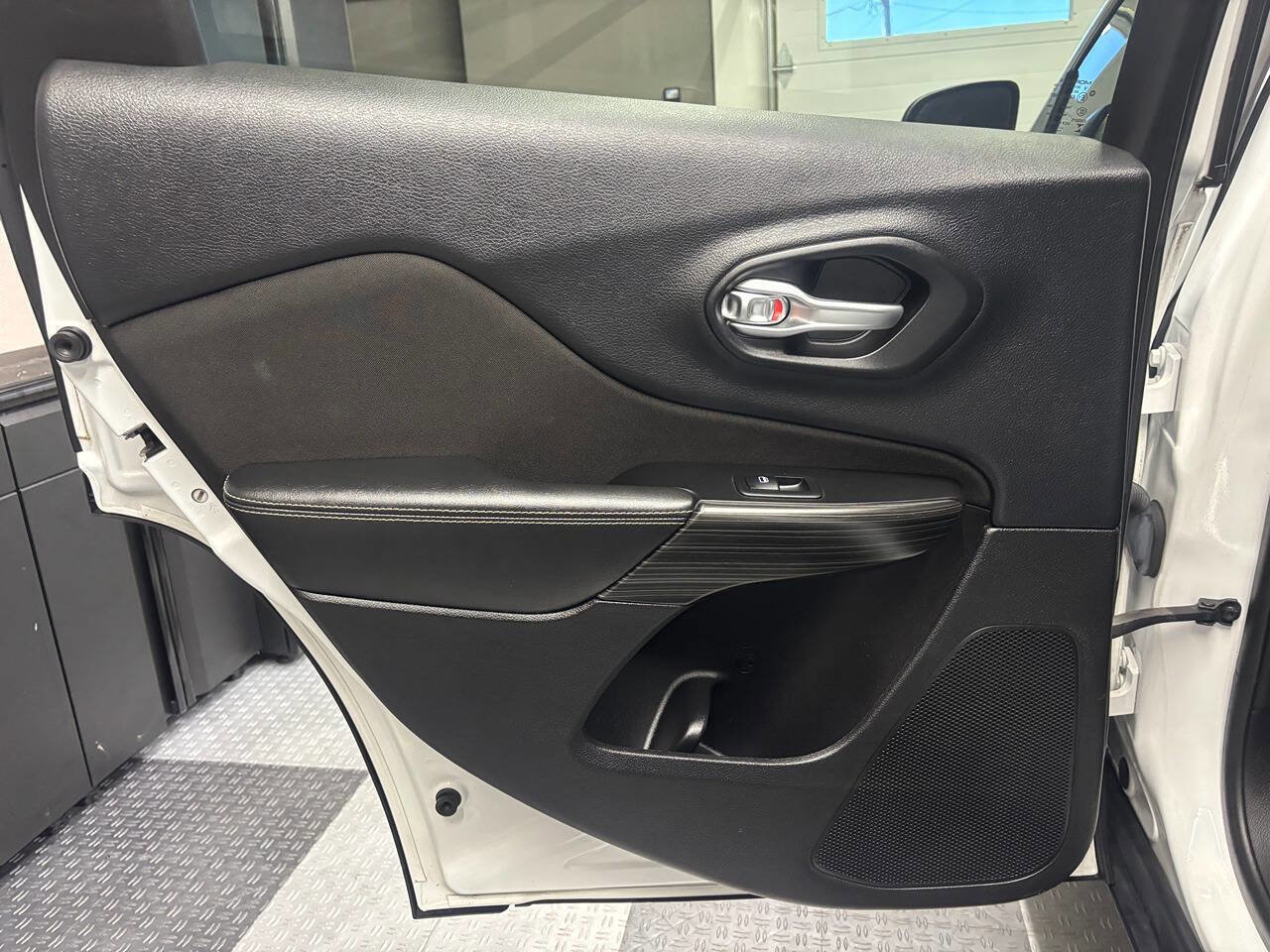 Used 2014 Jeep Cherokee Latitude AWD/4WD image 16