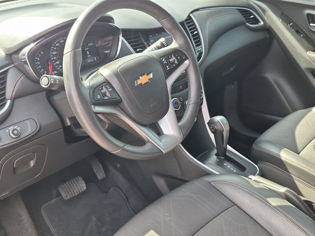 Used 2022 Chevrolet Trax LT w/ Midnight Edition FWD image 10