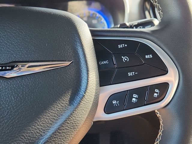 Used 2025 Chrysler Pacifica Select FWD image 40