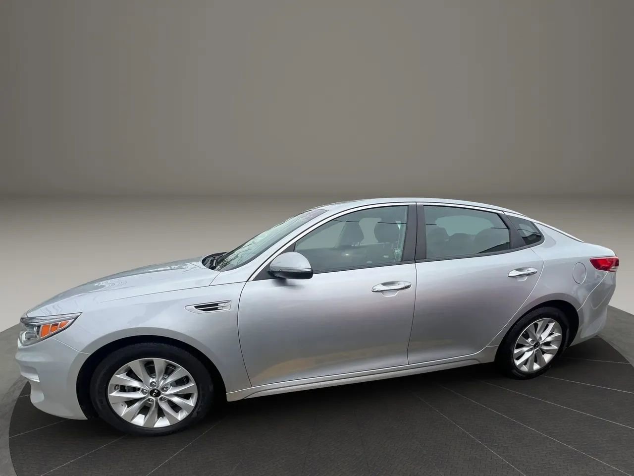 Used 2018 Kia Optima LX w/ 17" Alloy Wheels Package FWD image 8