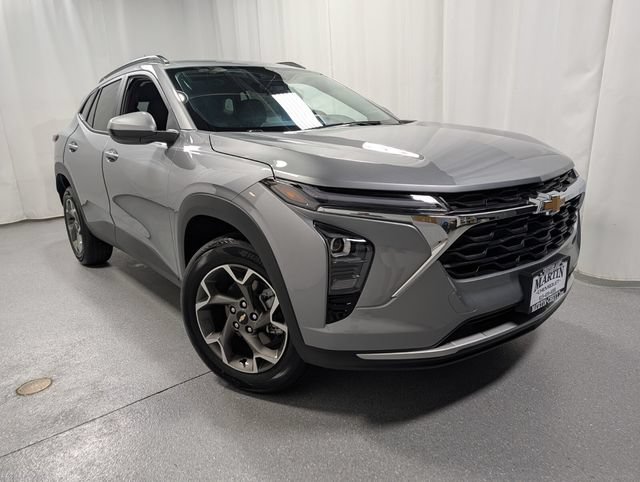 New 2026 Chevrolet Trax LT w/ Driver Confidence Package FWD image 2