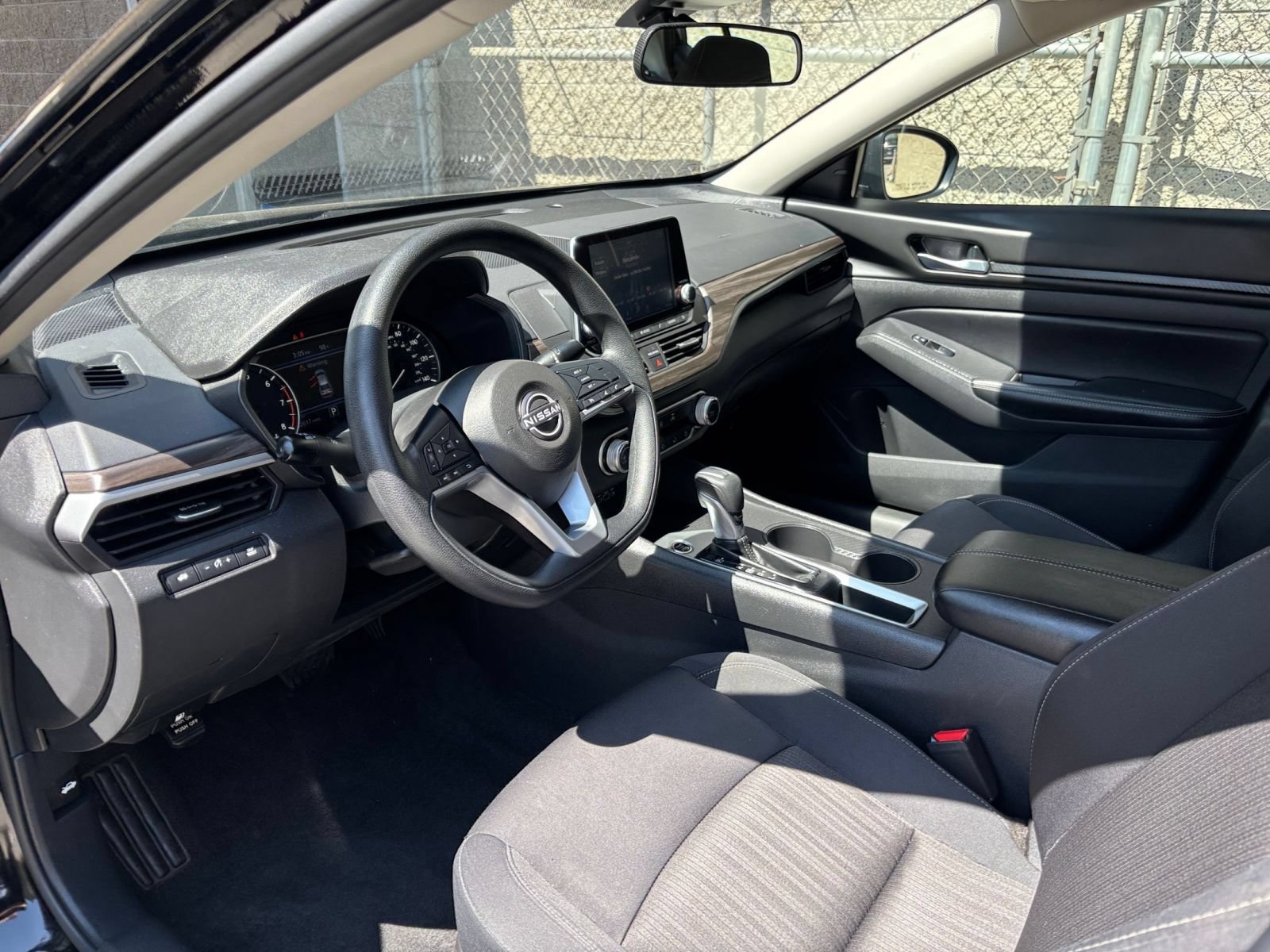 Used 2025 Nissan Altima 2.5 SV FWD image 34