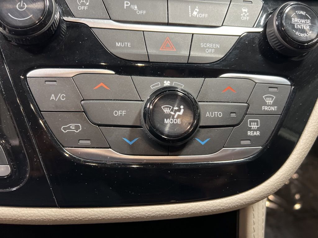 Used 2024 Chrysler Pacifica Limited image 29