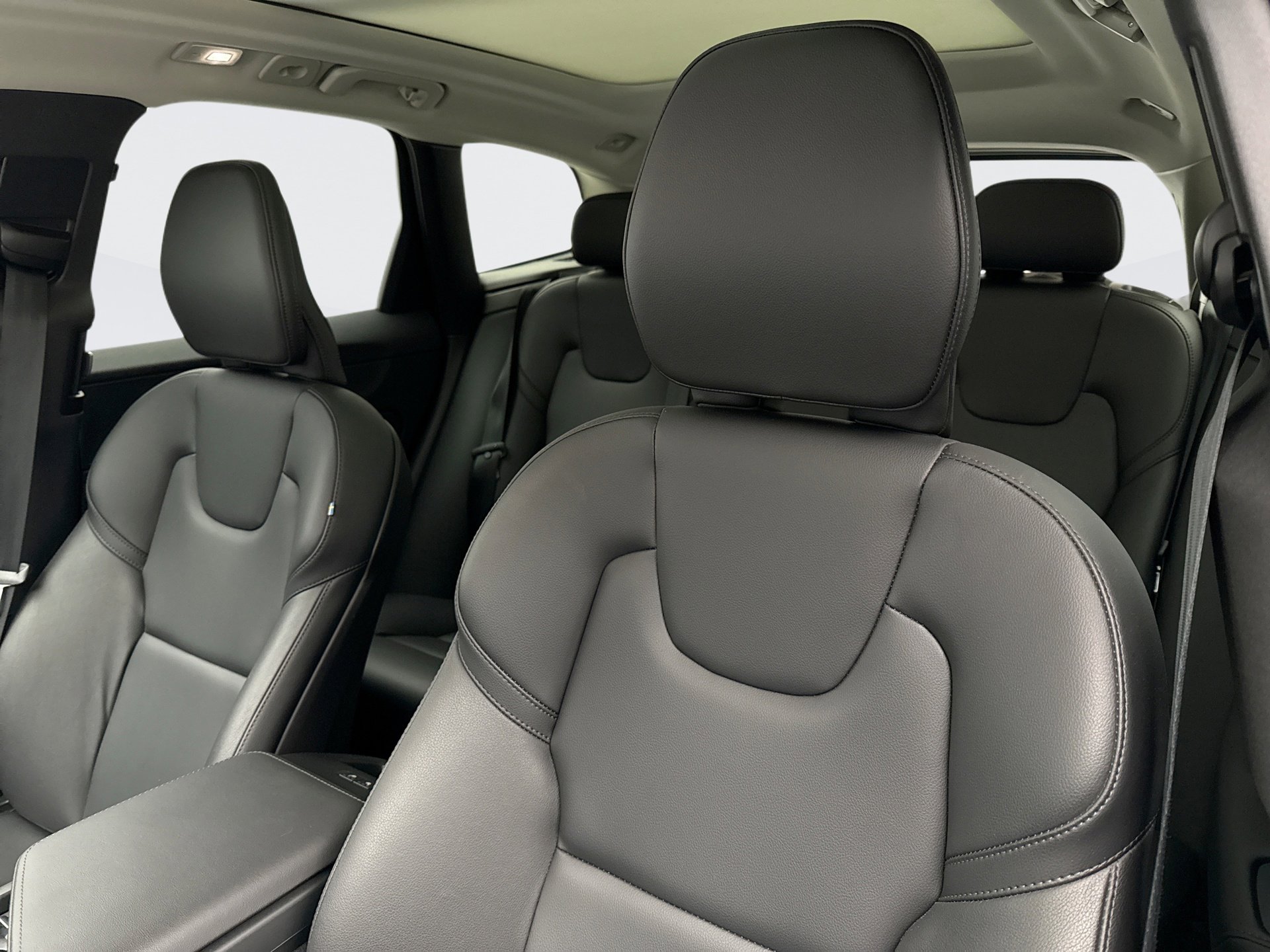 Used 2025 Volvo XC60 B5 Core image 28