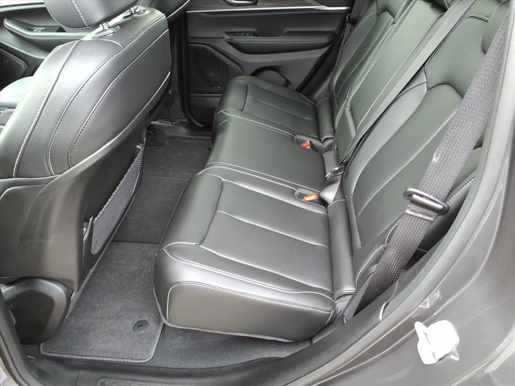 Used 2025 Jeep Grand Cherokee Limited image 12