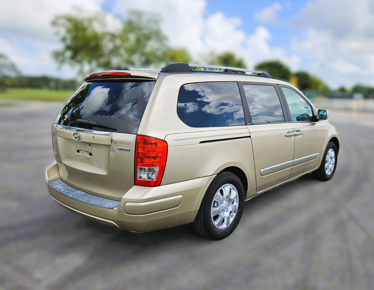 Used 2007 Hyundai Entourage Limited image 4