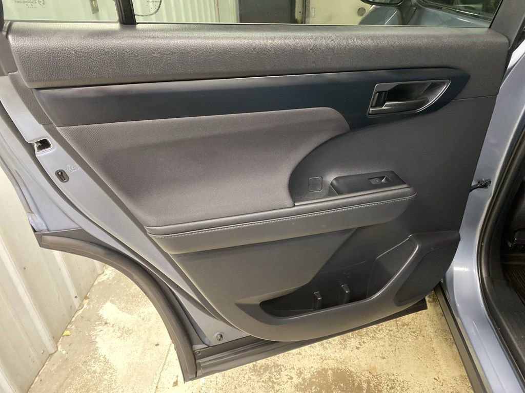 Used 2020 Toyota Highlander LE AWD/4WD image 27