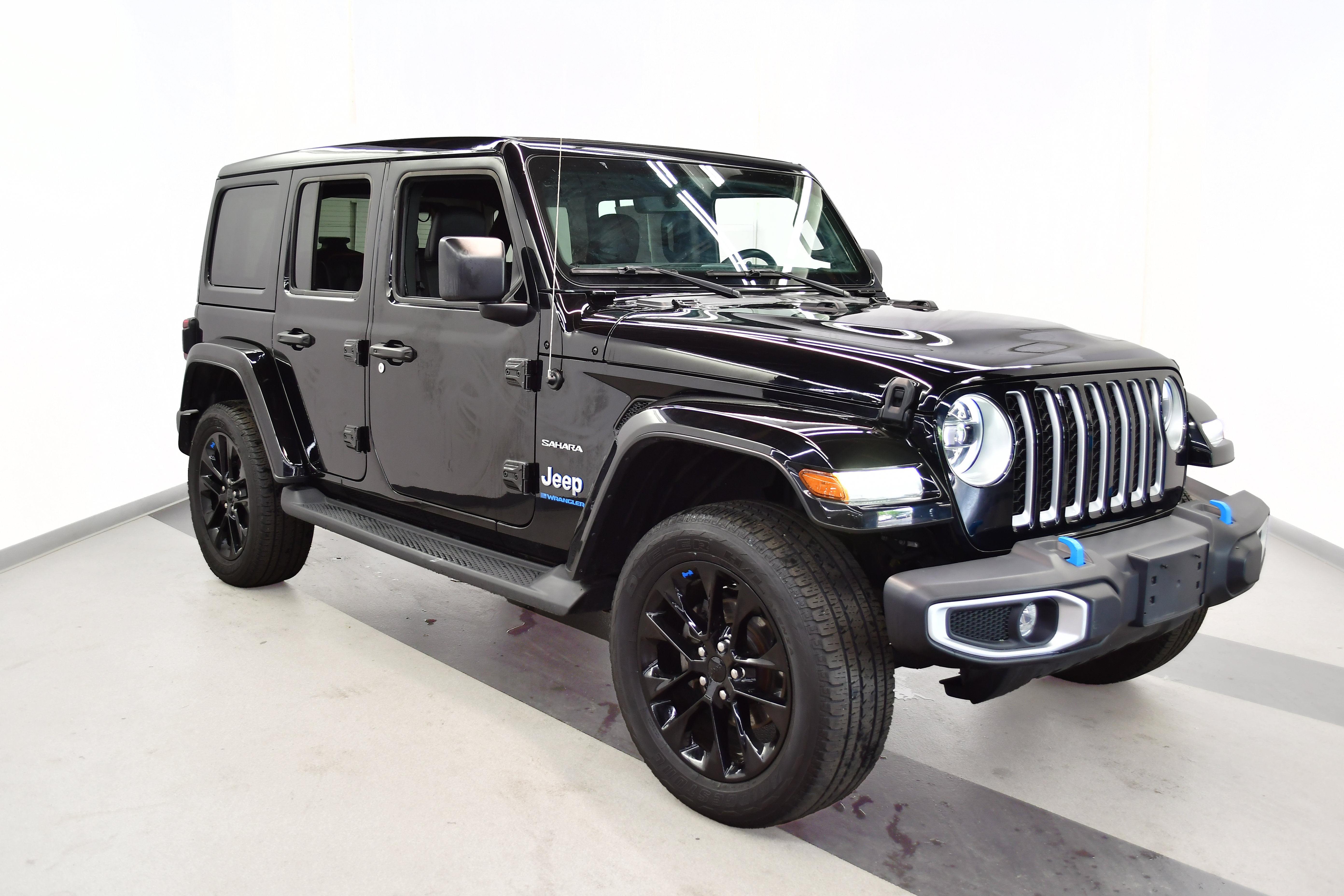 Used 2023 Jeep Wrangler Unlimited Sahara w/ Cold Weather Group AWD/4WD image 2