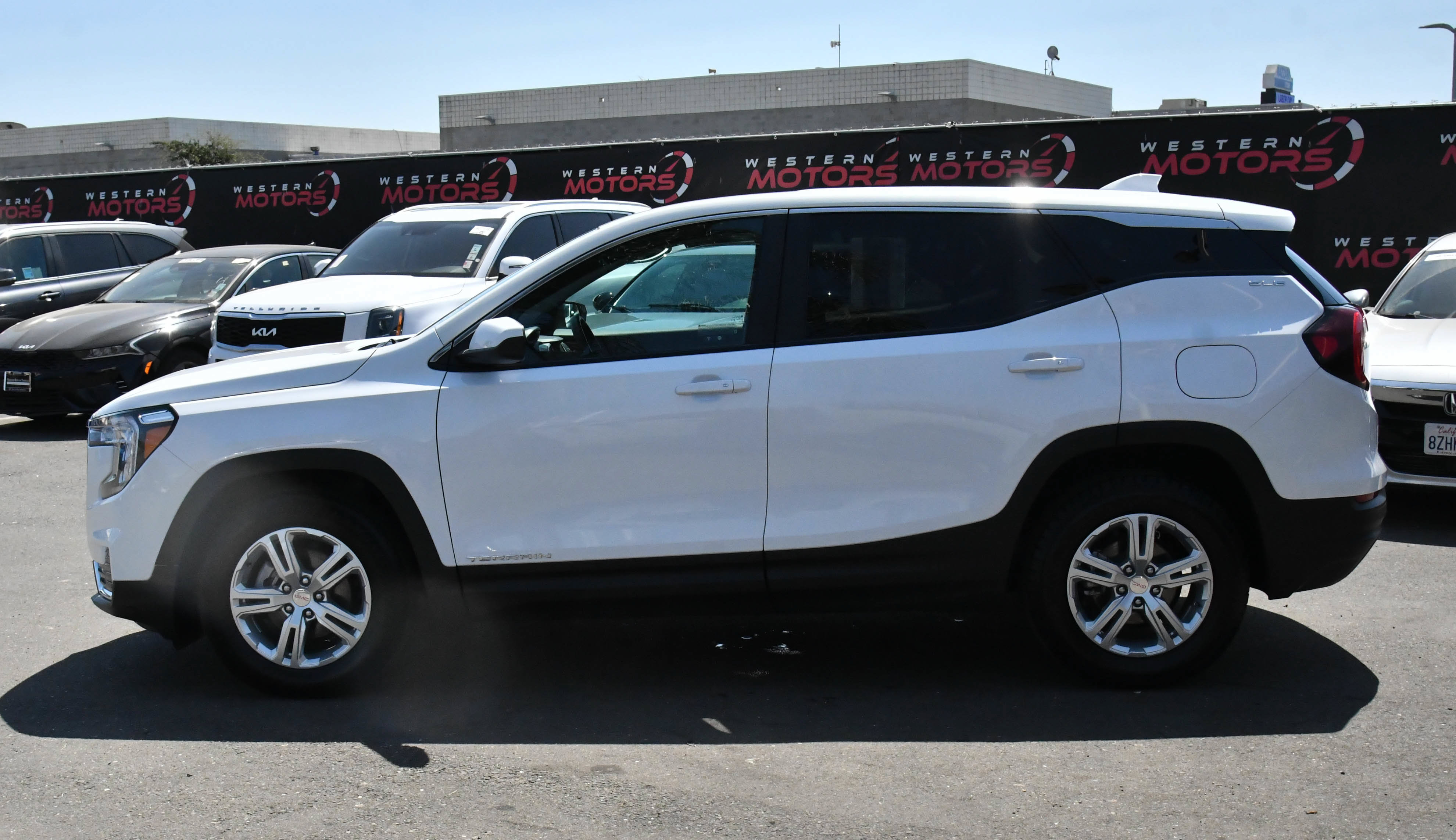 Used 2024 GMC Terrain SLE FWD image 4