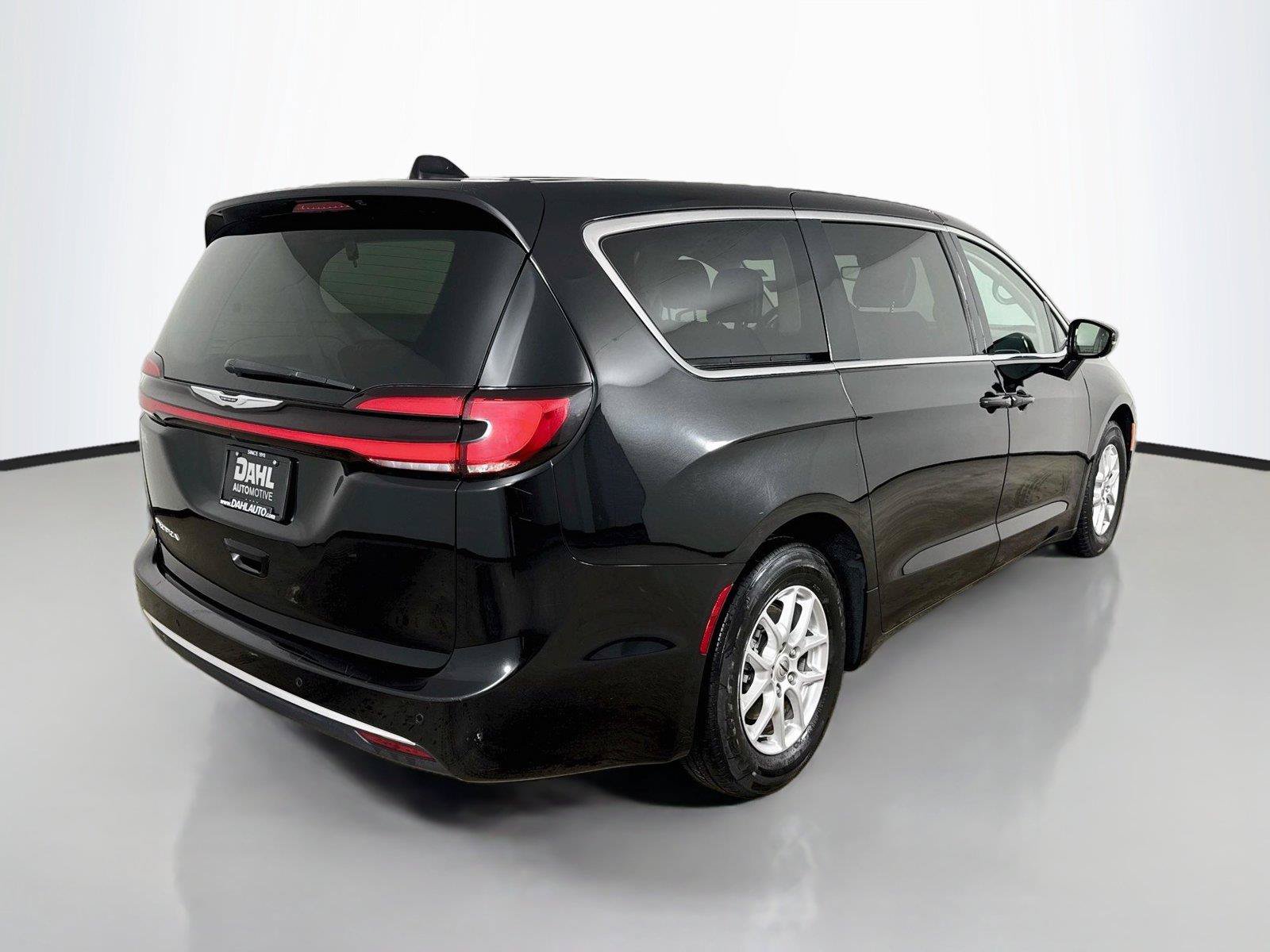 Used 2024 Chrysler Pacifica Touring-L FWD image 13