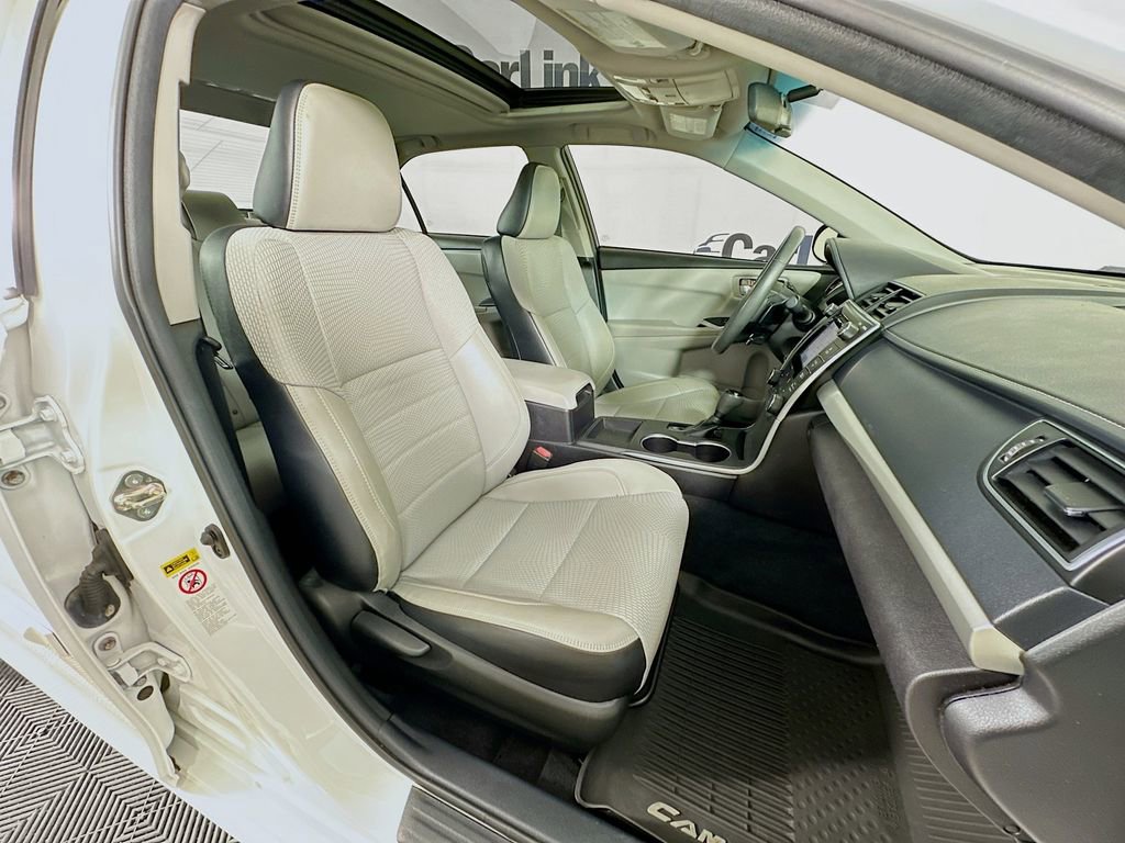 Used 2017 Toyota Camry SE w/ Moonroof Package image 33