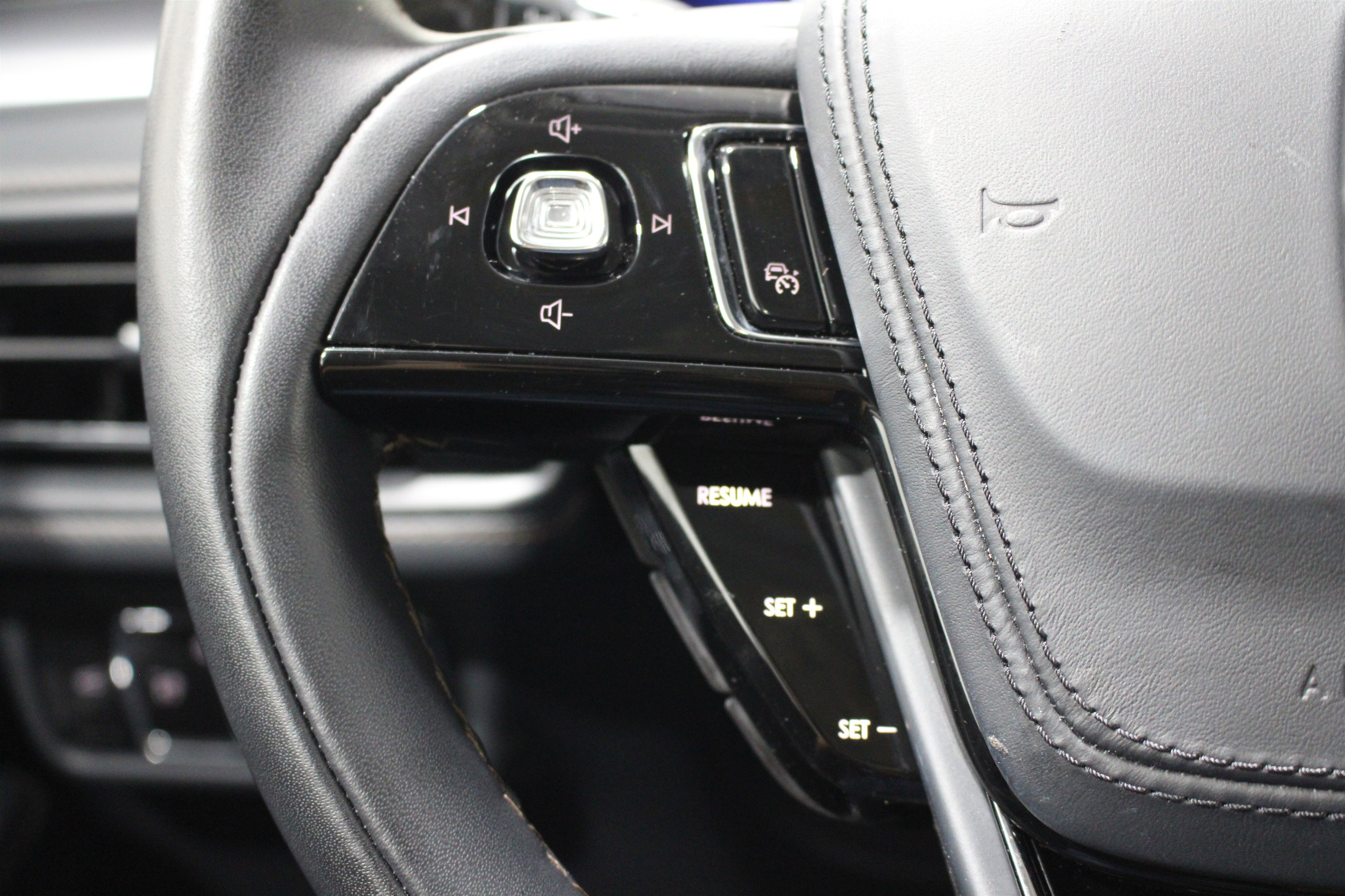 Used 2025 Lincoln Aviator AWD image 12