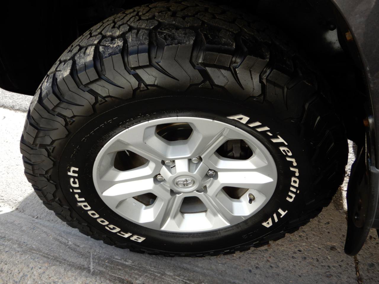 Used 2018 Toyota 4Runner SR5 AWD/4WD image 23