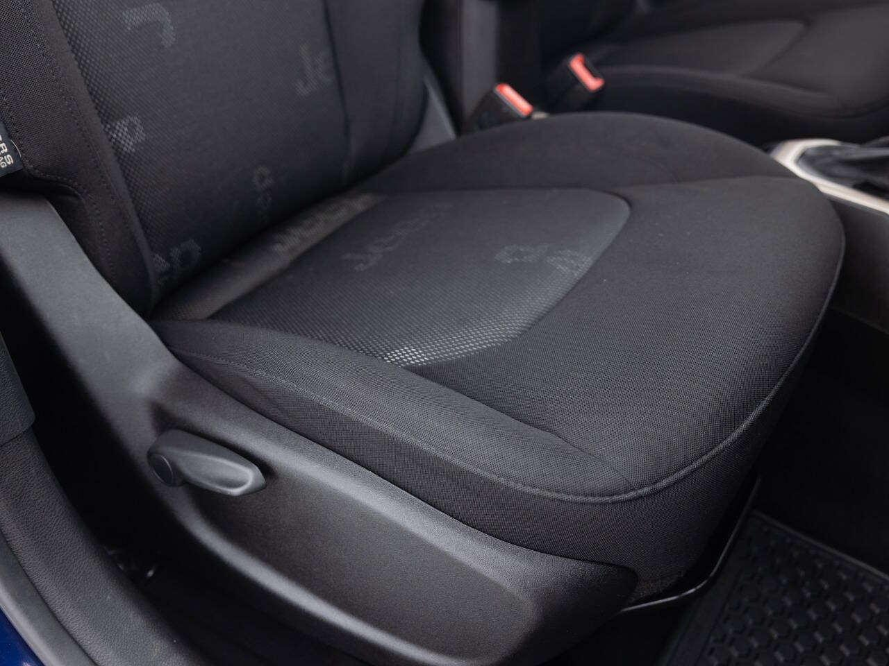 Used 2016 Jeep Renegade Latitude FWD image 25