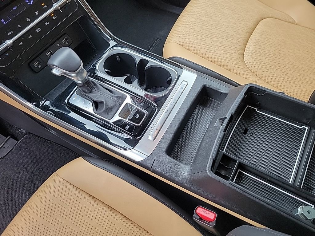 Used 2024 Kia Carnival EX image 9