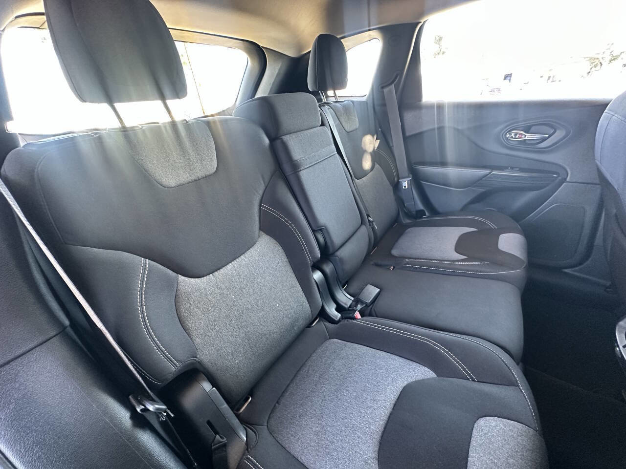 Used 2015 Jeep Cherokee Sport image 18