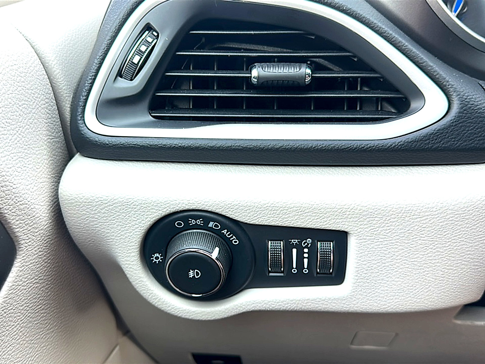 Used 2022 Chrysler Pacifica Touring-L image 36