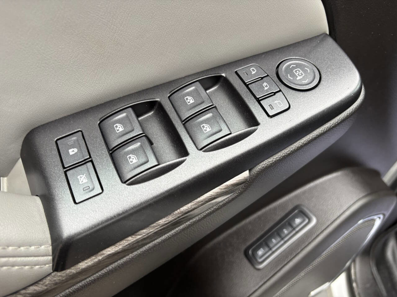 Used 2016 Chevrolet Suburban LT image 34