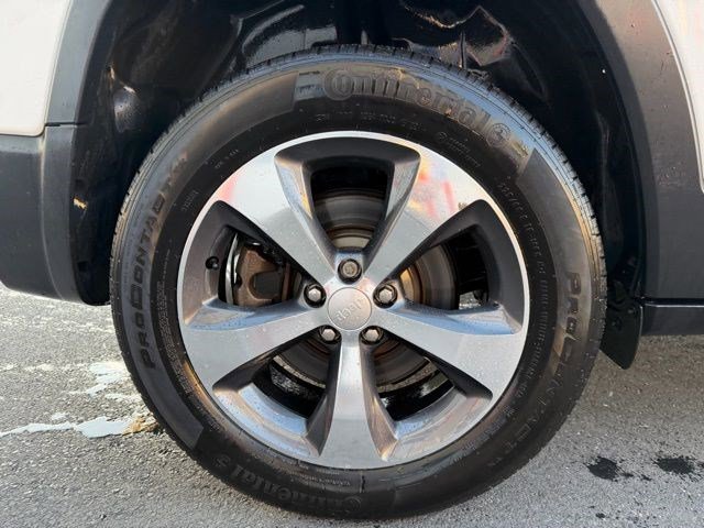 Used 2019 Jeep Cherokee Limited w/ Luxury Group image 22