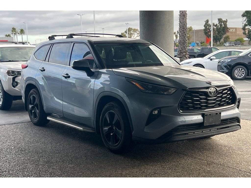 Used 2022 Toyota Highlander LE image 2