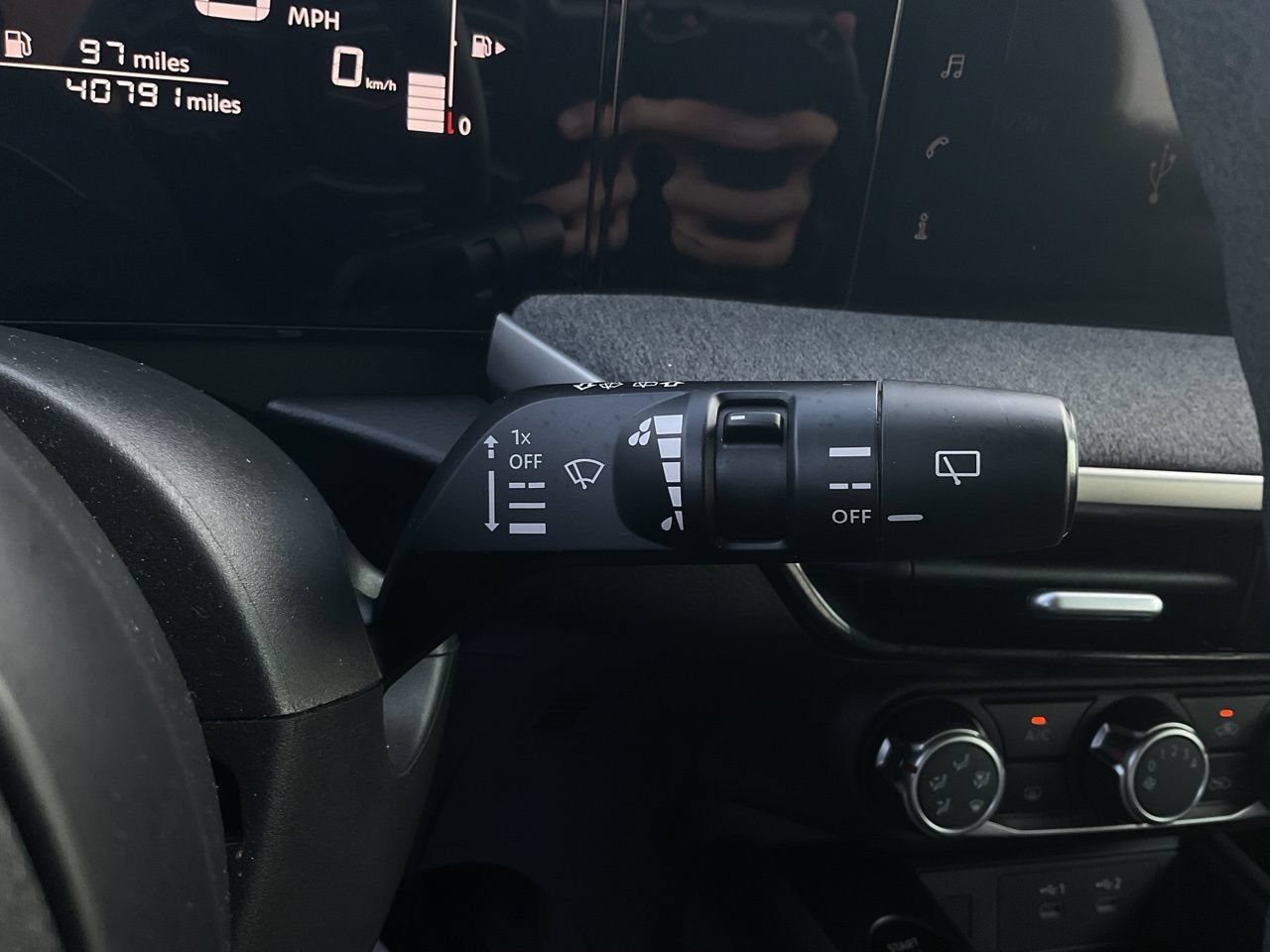 Used 2025 Nissan Kicks SV FWD image 31