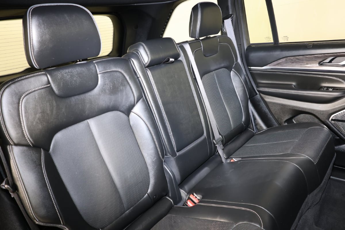 Used 2023 Jeep Grand Cherokee Overland w/ Luxury Tech Group IV AWD/4WD image 42