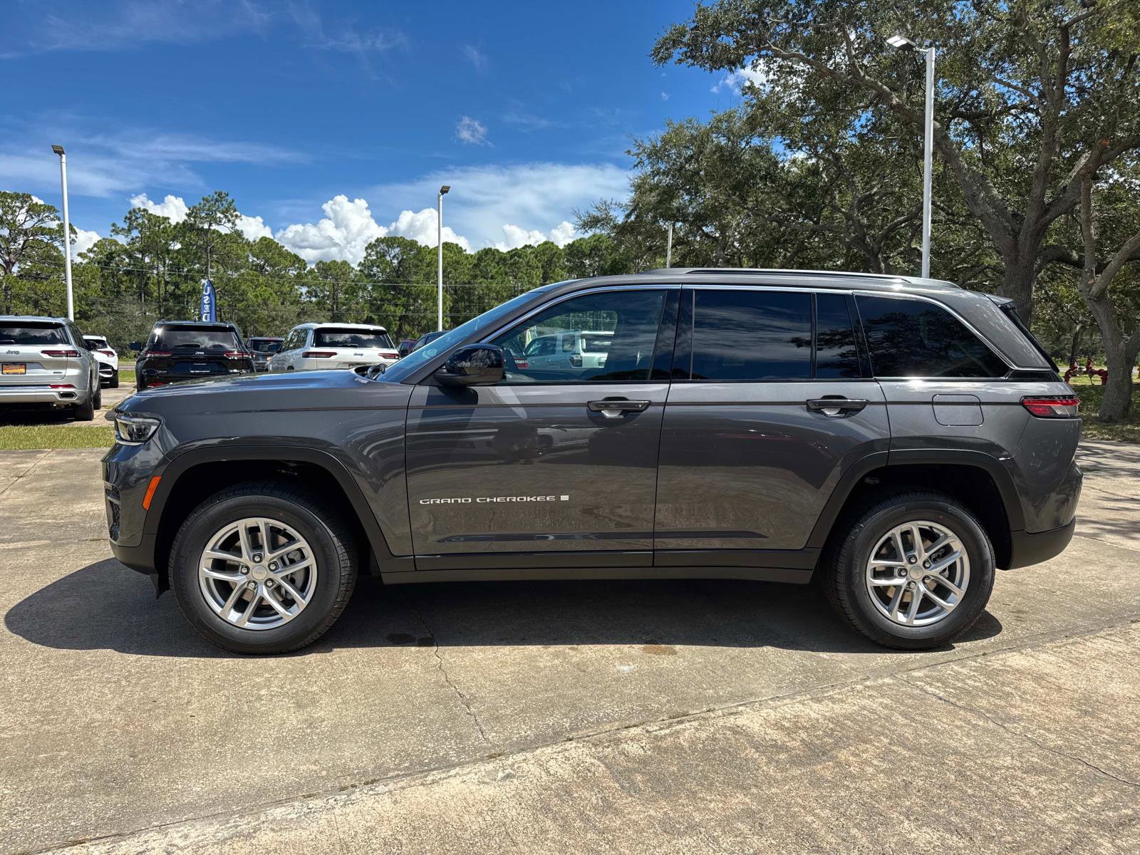 New 2025 Jeep Grand Cherokee Laredo X w/ Luxury Tech Group I image 6