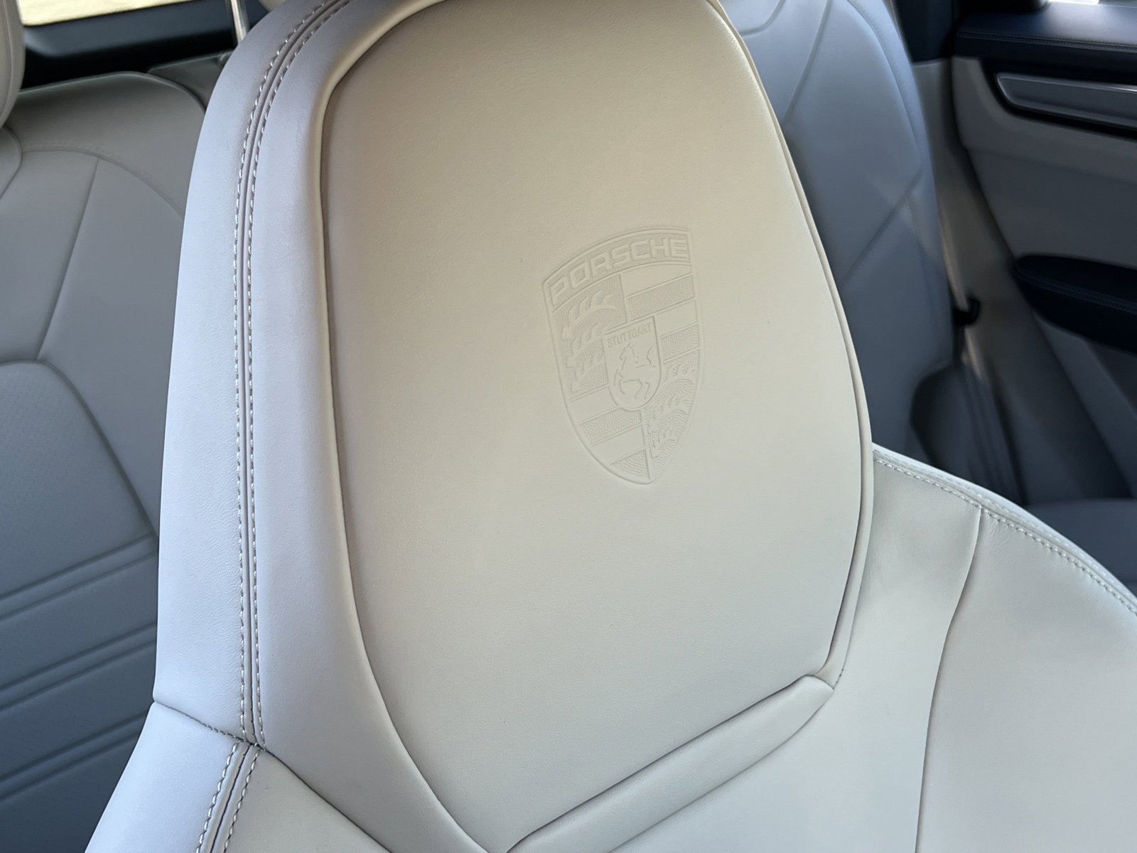 Certified 2022 Porsche Cayenne Platinum Edition image 35