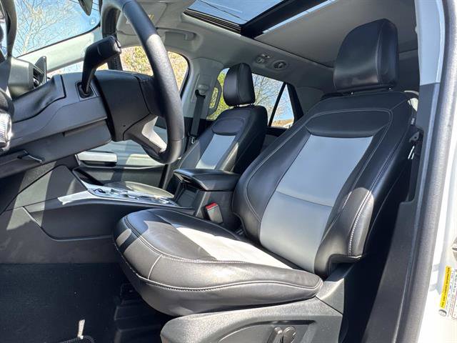 Used 2023 Ford Explorer XLT w/ Equipment Group 202A AWD/4WD image 28