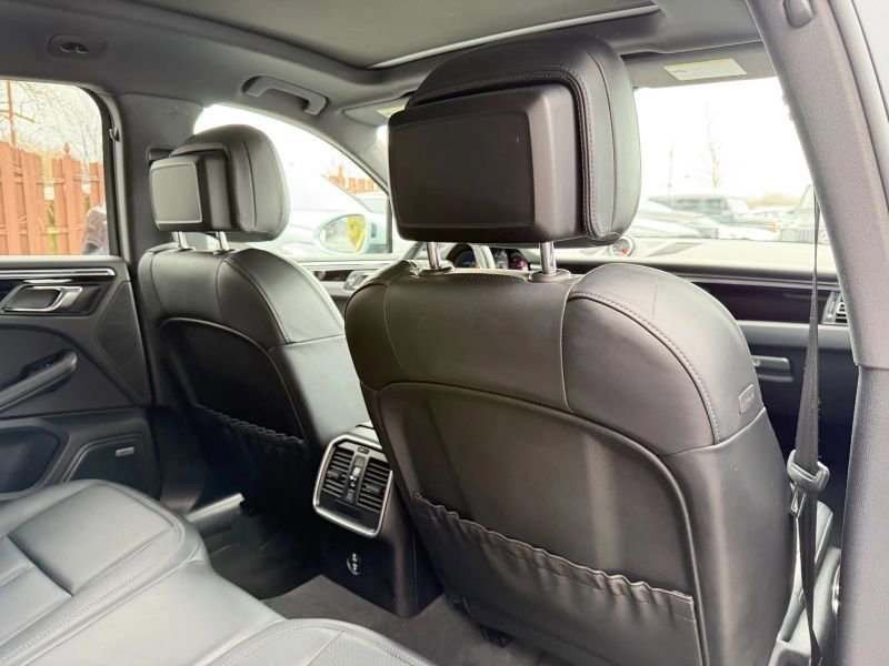 Used 2021 Porsche Macan AWD/4WD image 22