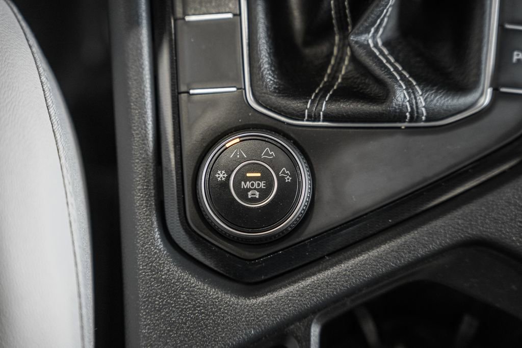 Used 2025 Volkswagen Taos SE w/ Panoramic Sunroof Package image 30