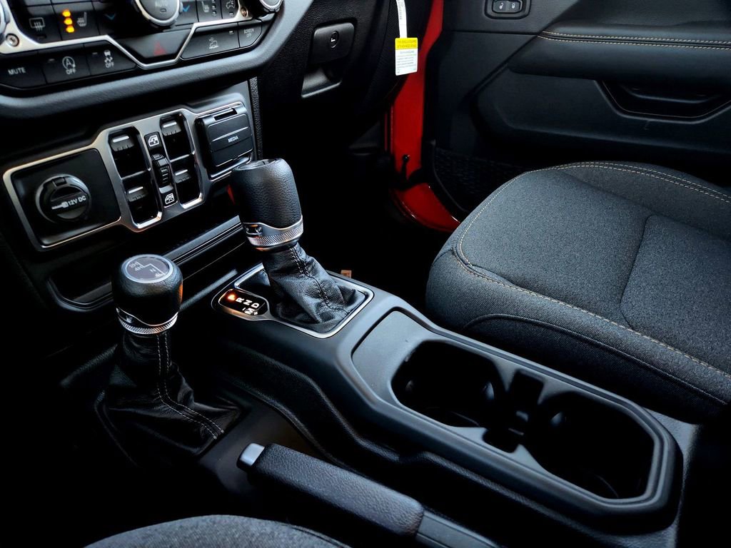 New 2025 Jeep Wrangler Sahara w/ Technology Group image 28