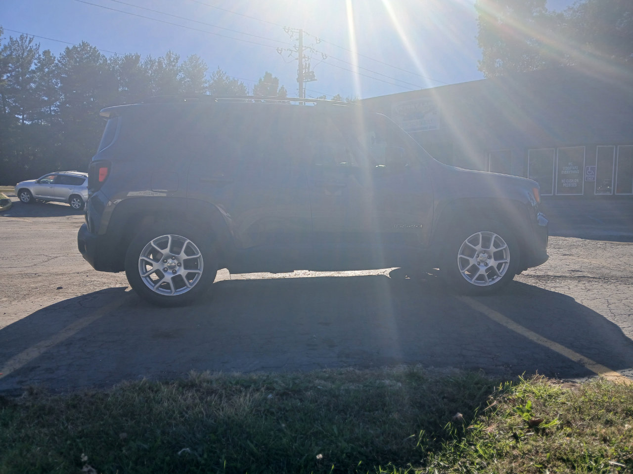 Used 2019 Jeep Renegade Latitude w/ Cold Weather Group image 3