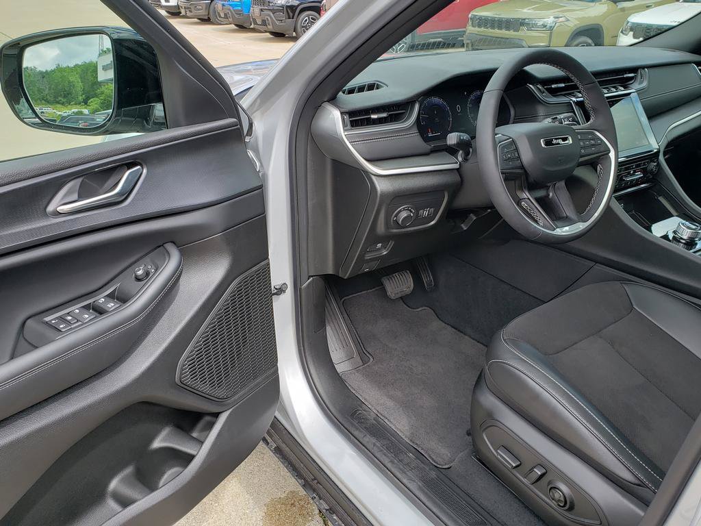 New 2025 Jeep Grand Cherokee 4WD image 12