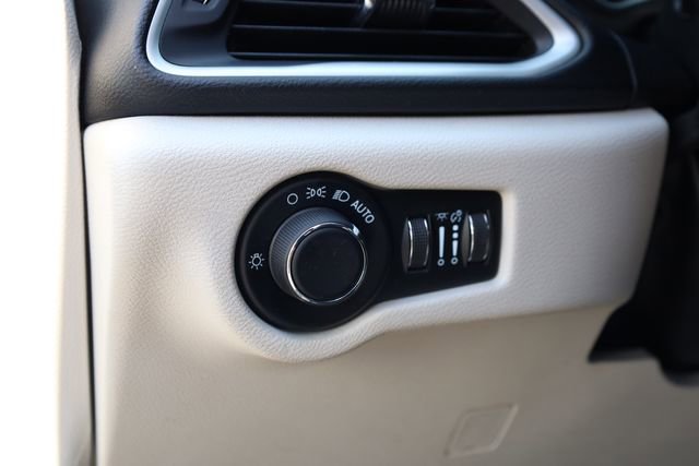 Used 2022 Chrysler Voyager LX image 14