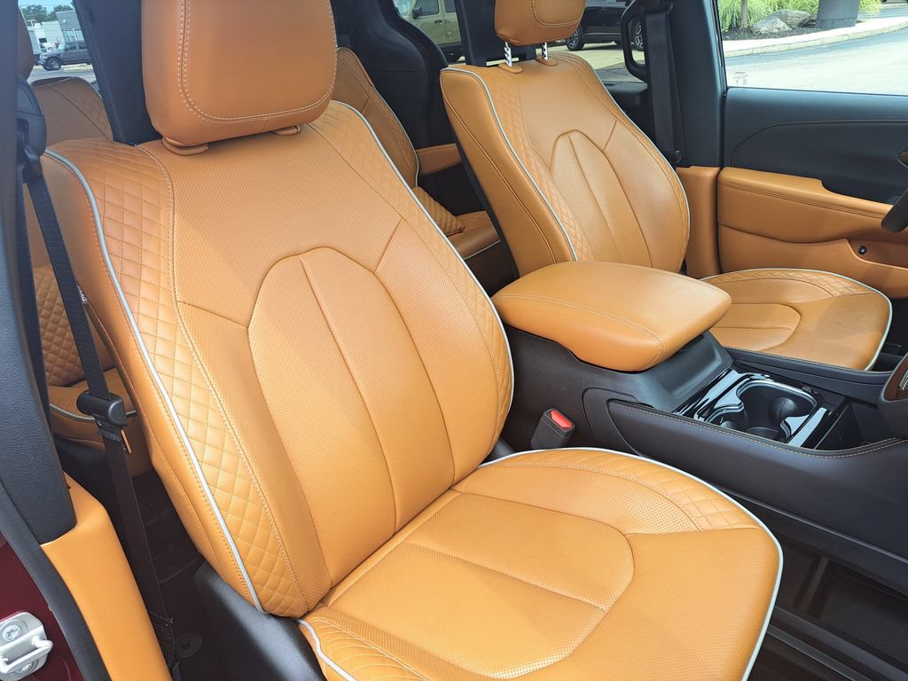Used 2023 Chrysler Pacifica Pinnacle FWD image 39
